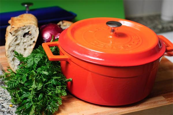Чугунная эмалированная кастрюля 4.49 л, 24 см, оранжевый